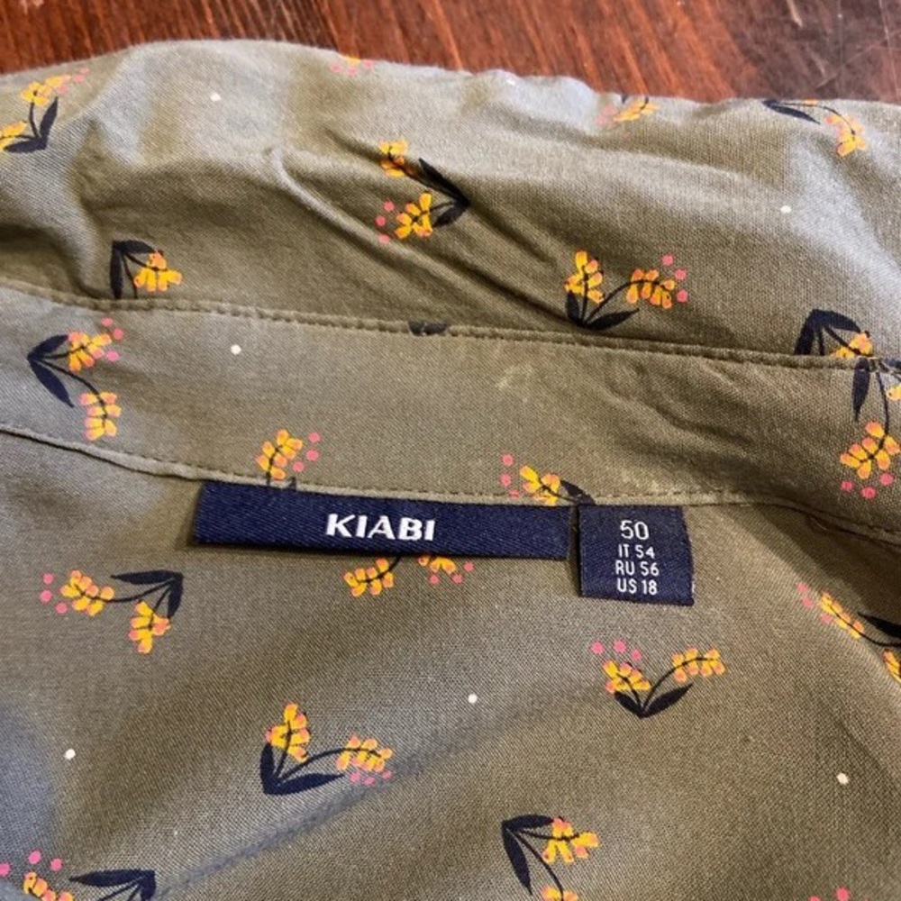 Green Button-Up Shirt With Pattern - image 4